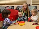 ToddlerGroupReading-r.jpg - 9260 Bytes